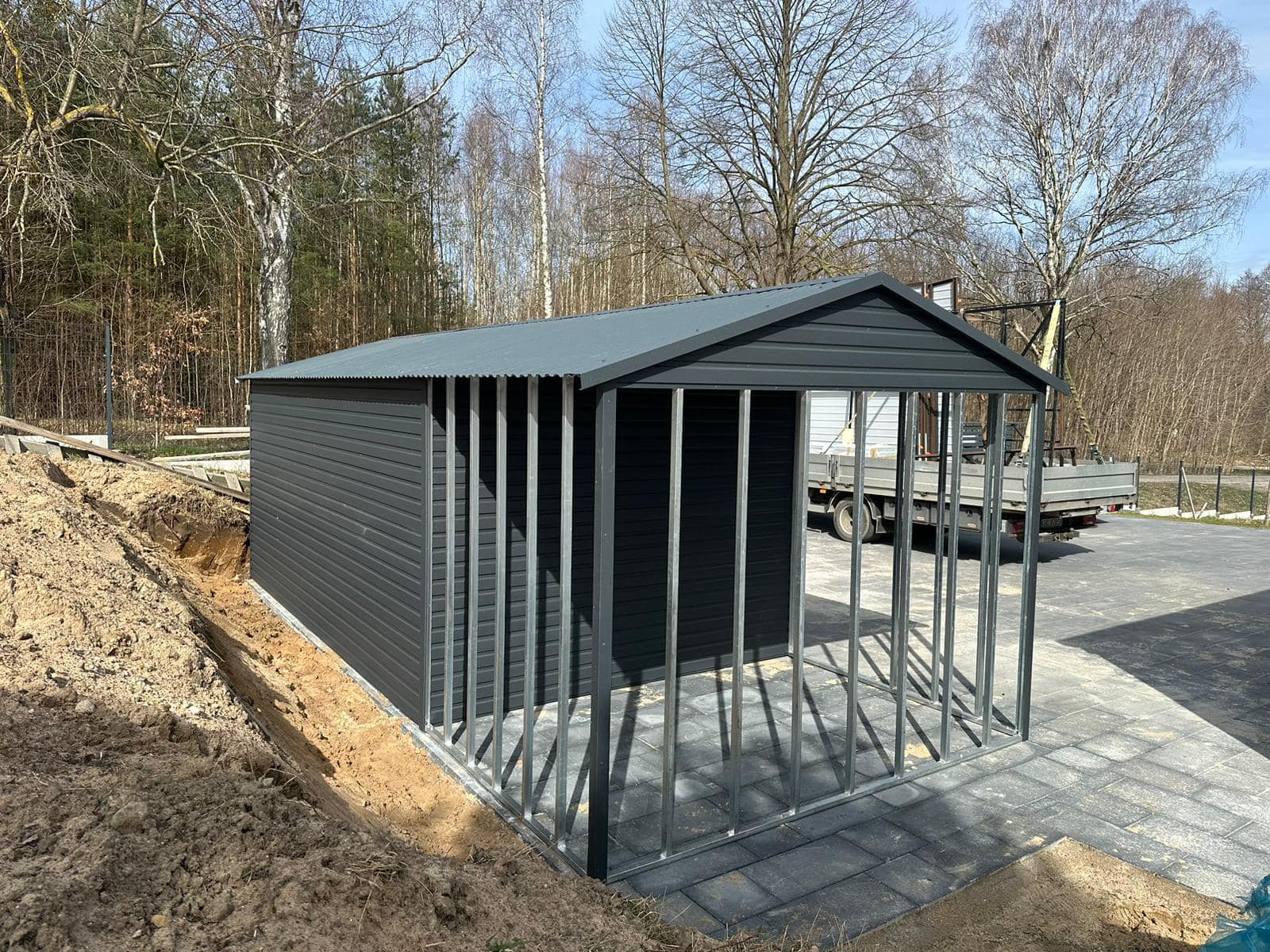 NYEREGTETŐS KERTI HÁZ 5×3 m + ELŐTETŐ 2×3 m ID G-17