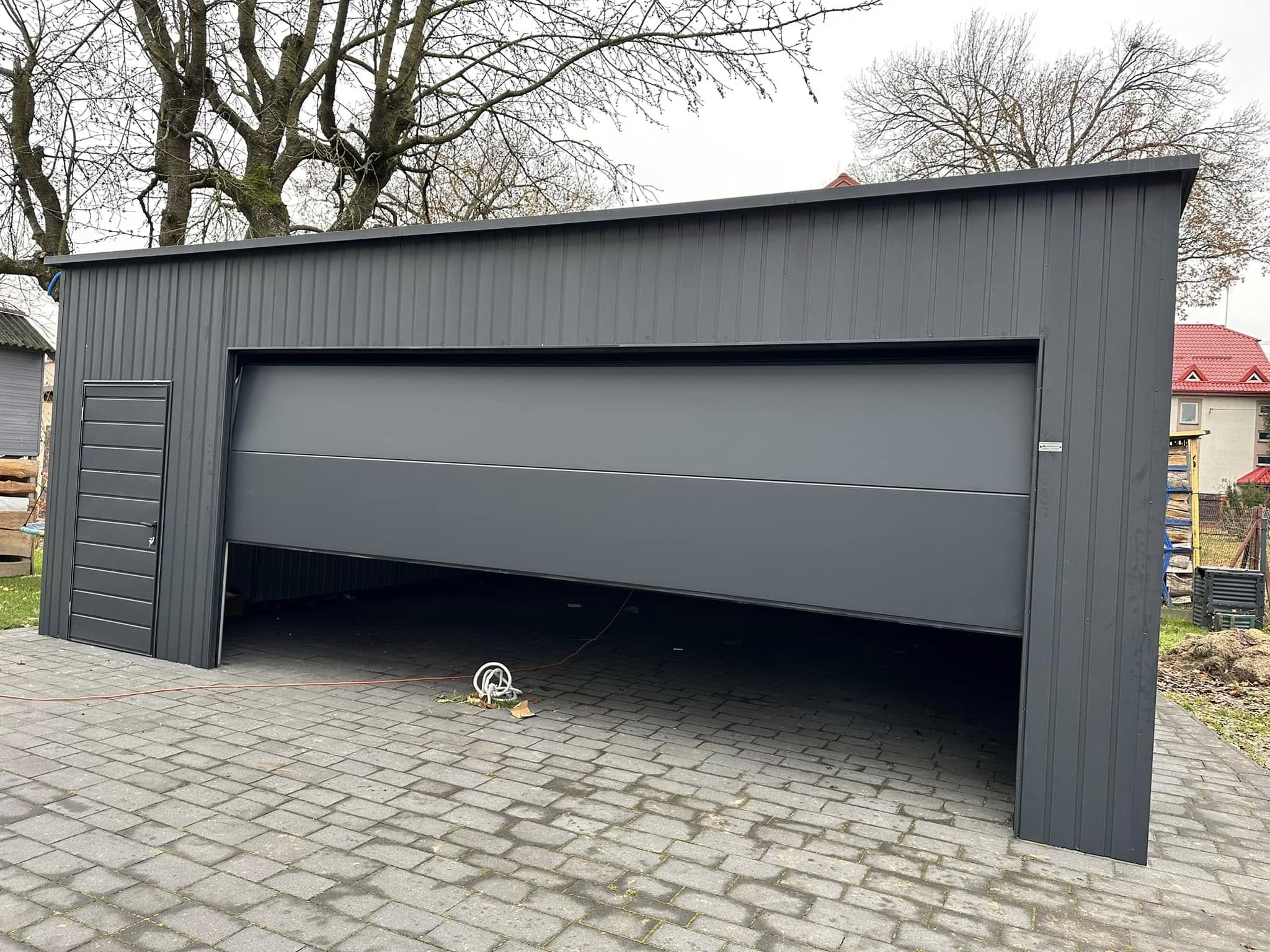 Akril bevonatú garázs szekcionált kapuval 7,5 m x 6 m – ID S36