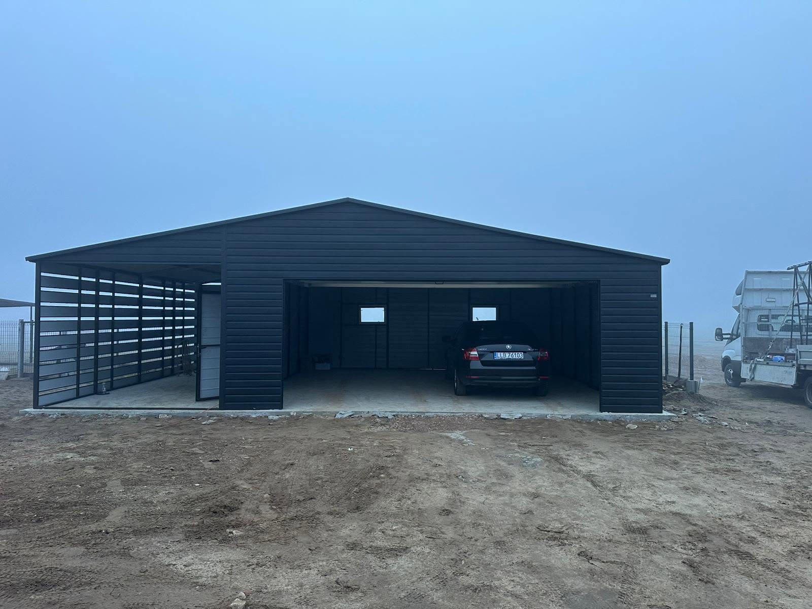 Akril bevonatú garázs 7 m x 7 m + előtető 3 m x 7 m ID-W15