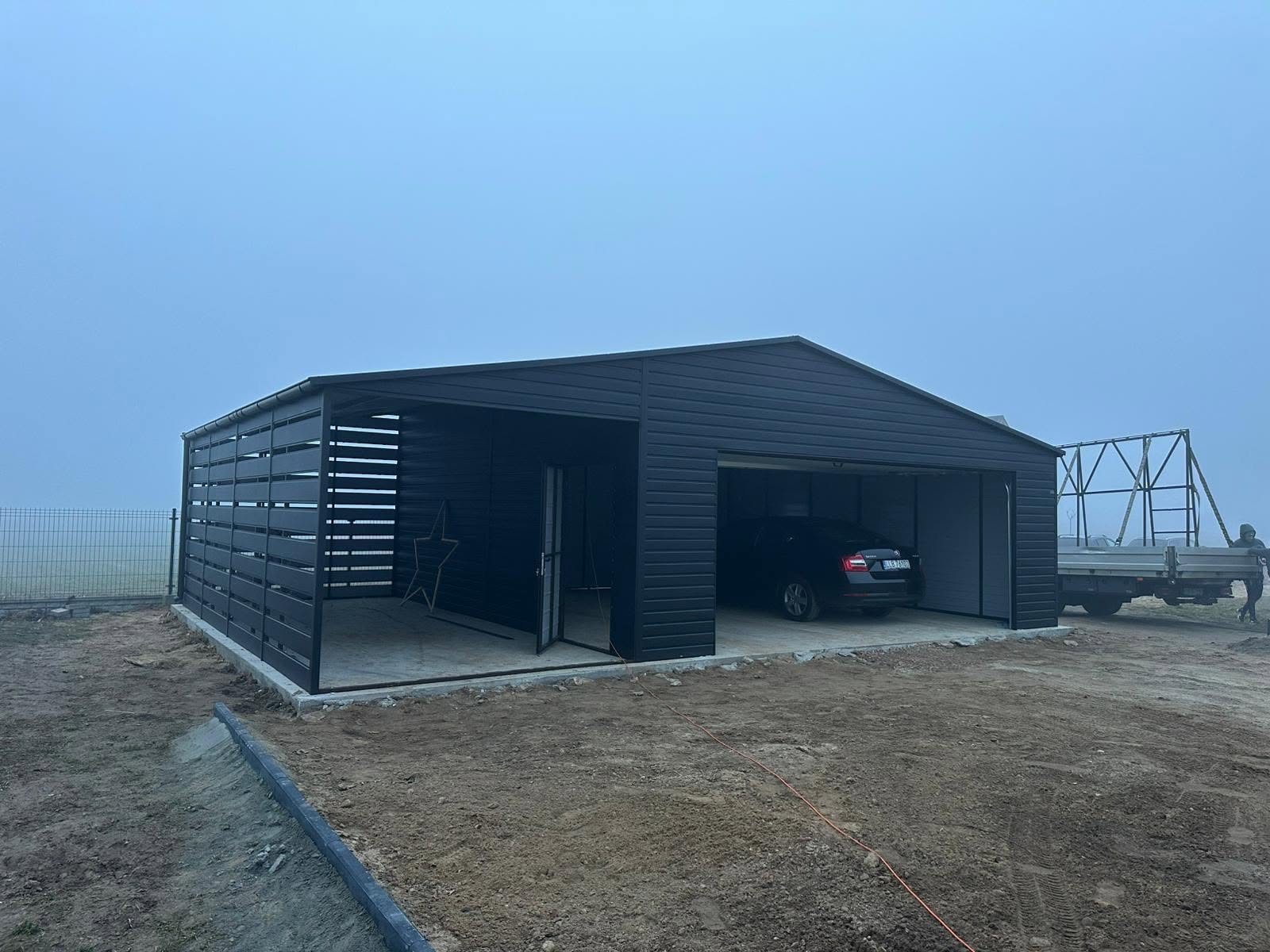 Akril bevonatú garázs 7 m x 7 m + előtető 3 m x 7 m ID-W15