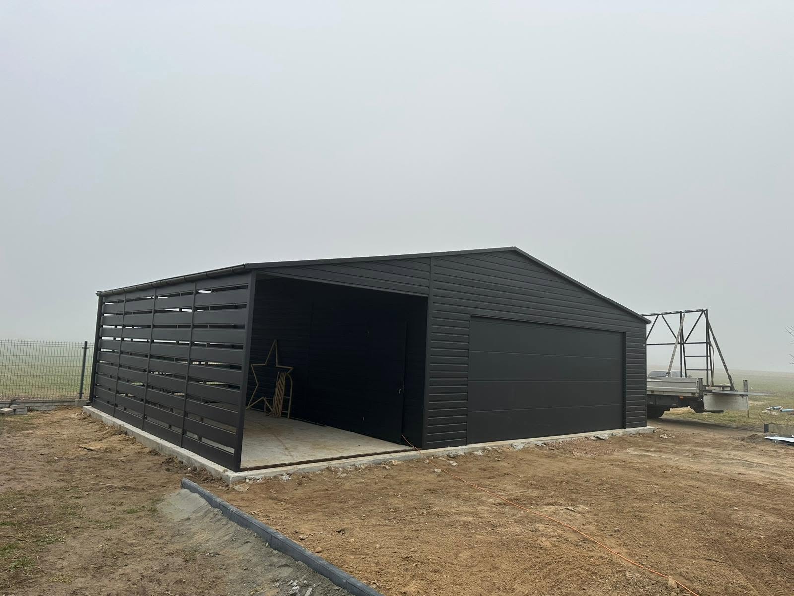 Akril bevonatú garázs 7 m x 7 m + előtető 3 m x 7 m ID-W15