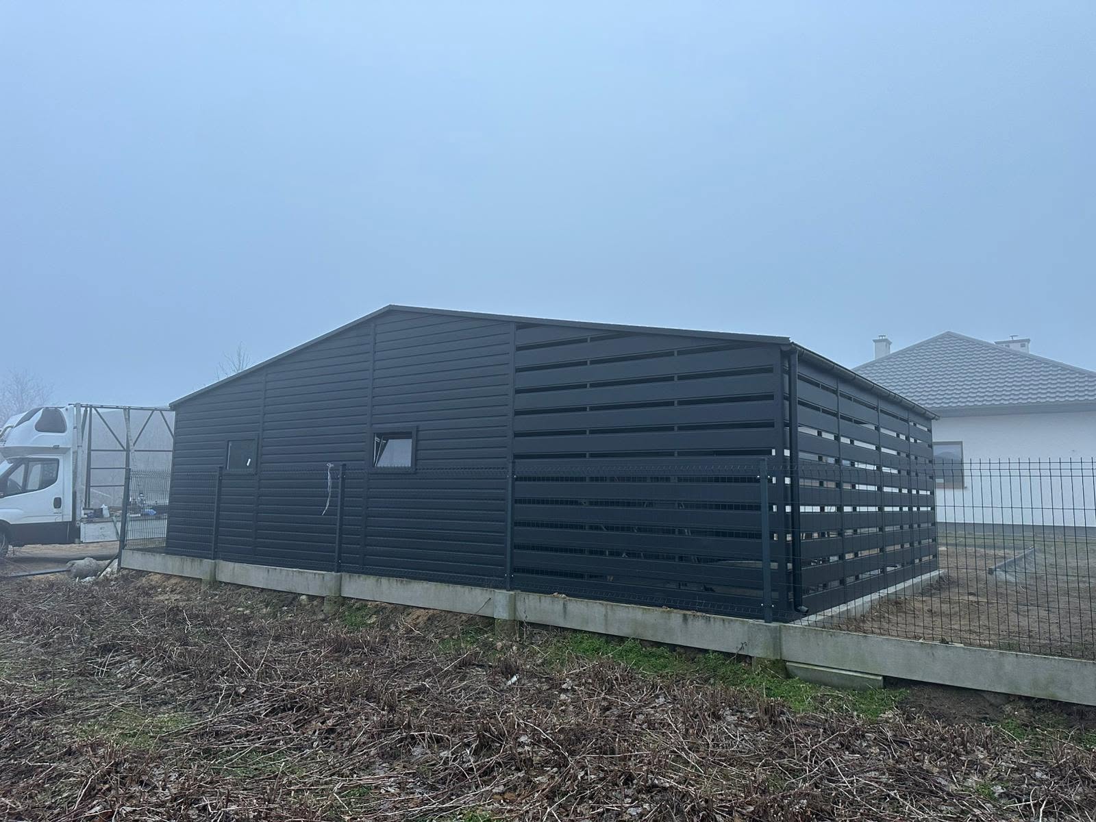 Akril bevonatú garázs 7 m x 7 m + előtető 3 m x 7 m ID-W15