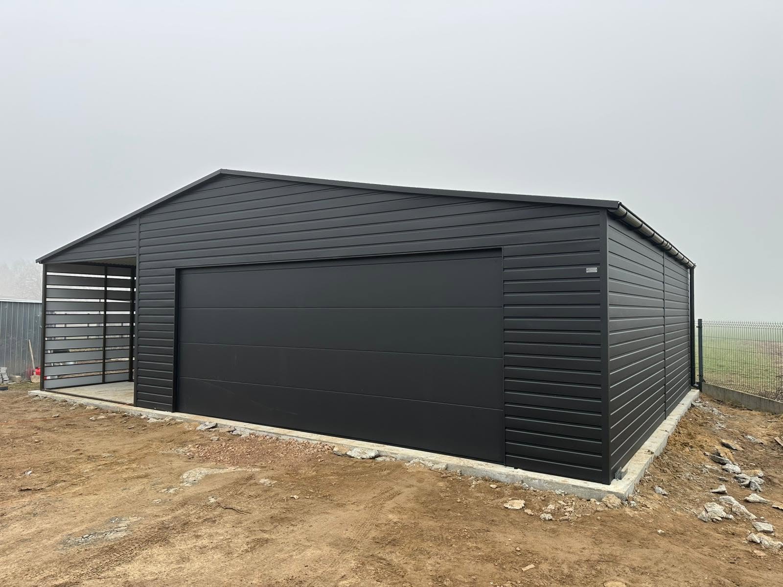 Akril bevonatú garázs 7 m x 7 m + előtető 3 m x 7 m ID-W15