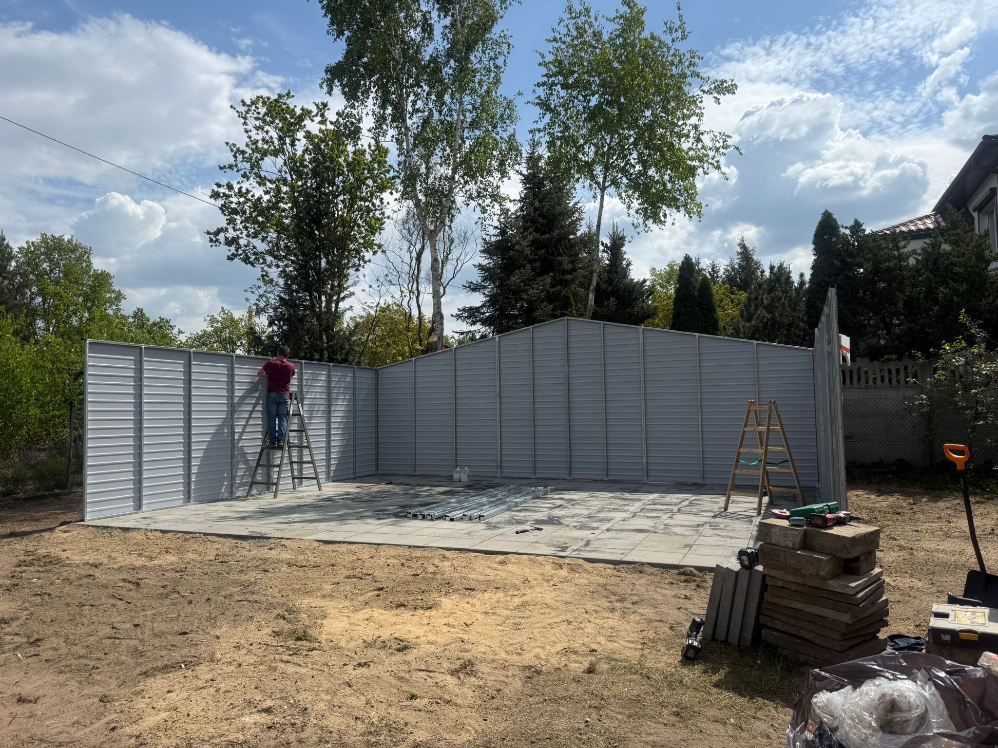 Akril bevonatú garázs szekcionált kapuval 9 m x 7 m – ID S42