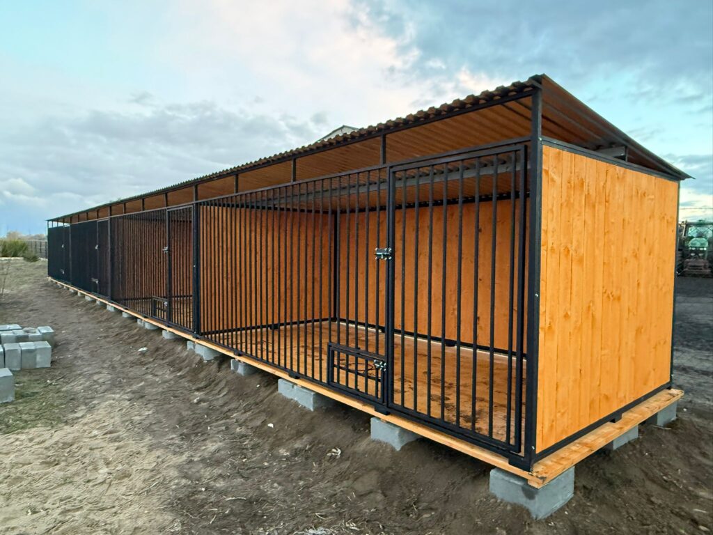 4 KUTYAKENNELBŐL ÁLLÓ SZETT 16×2 m ID K19
