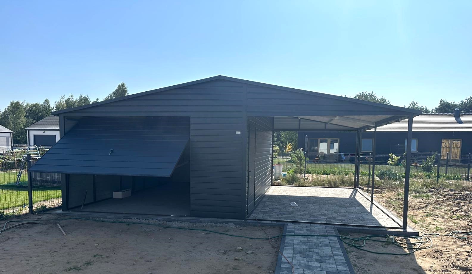 Akril bevonatú lemezgarázs 4 m x 6 m + előtető ID W04