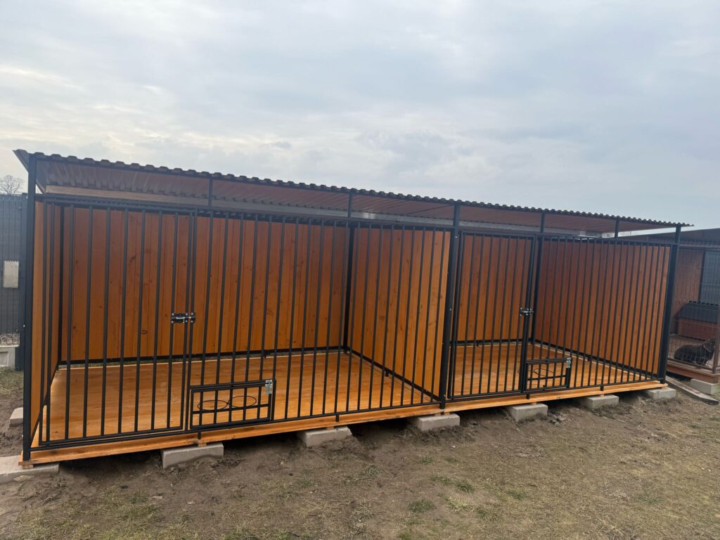 KUTYAKENNEL 2 KUTYA RÉSZÉRE 6×2 m ID K04